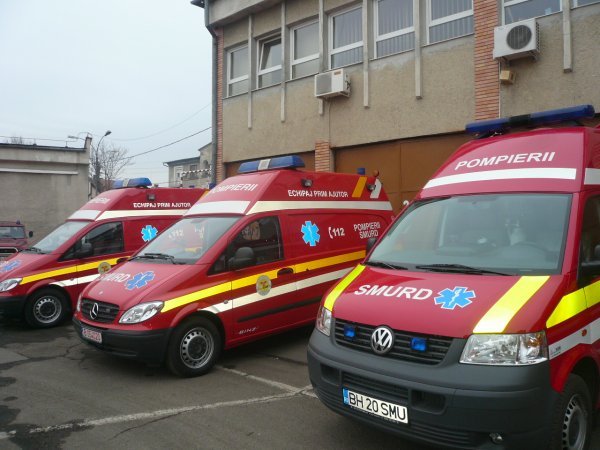 Microbuz în șanț, pe Autostrada A1. O persoană a murit, două rănite