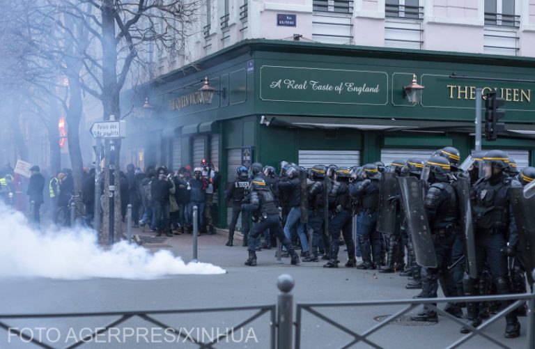 Sindicatele franceze continuă grevele, respingând propunerile premierului