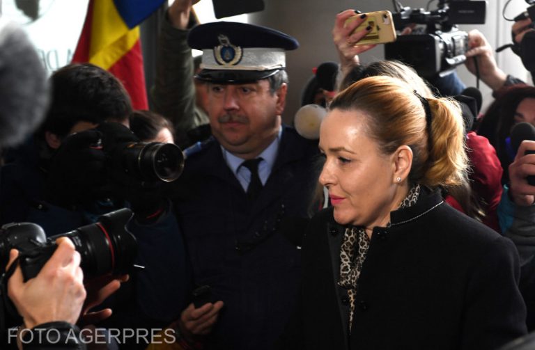 Dosarul 10 august: Carmen Dan, huiduită de protestatari, la DIICOT