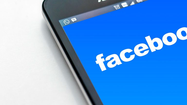 Facebook le va da acces părinților la istoricul conversațiilor de pe mesageria copiilor