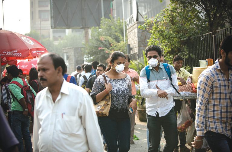 Milioane de persoane din India, nevoite să revină pe jos acasă din cauza restricţiilor antiepidemice