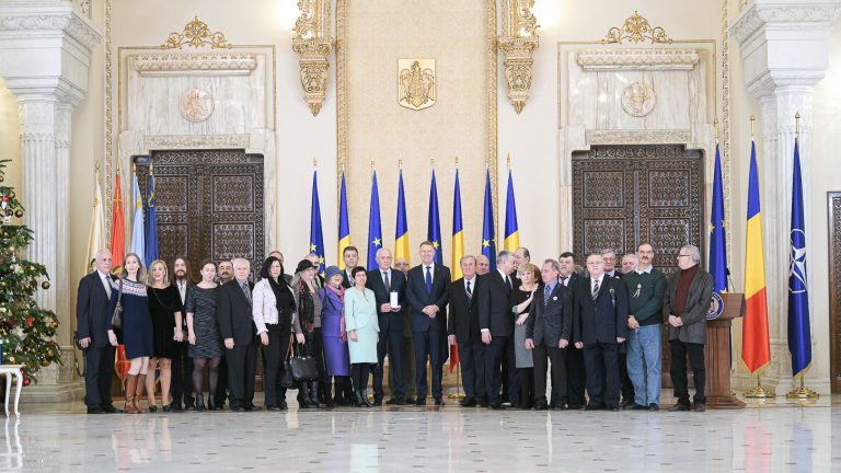 VIDEO| Iohannis i-a decorat pe Ana Blandiana și Octav Bjoza: Vă chem să fiți alături de mine
