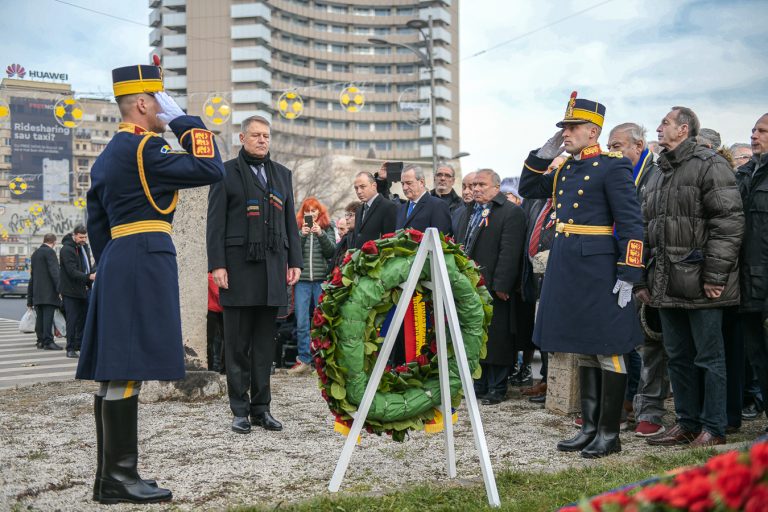 GALERIE FOTO| Președintele Klaus Iohannis a depus o coroană de flori în memoria victimelor Revoluției