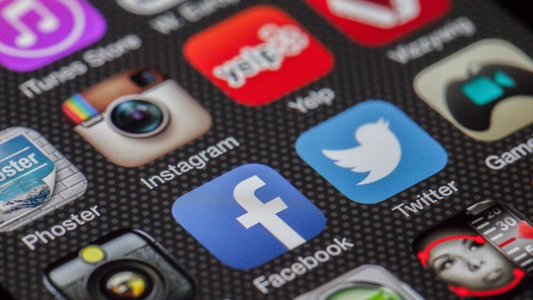 Facebook și LG restricționează deplăsările angajaților spre China