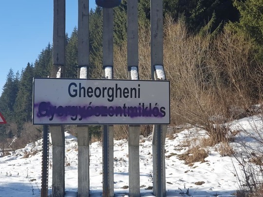 Indicatoare în limba maghiară de la intrările în Gheorgheni și Lacul Roșu, acoperite cu vopsea| Reacția UDMR
