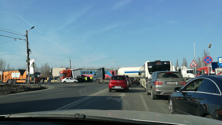 NEWS ALERT Un tren a lovit în plin un tir la intrarea dinspre comuna Berceni. Traficul de pe centură este blocat