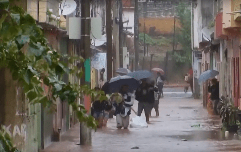 Inundațiile din Brazilia au cauzat 54 de victime. 30,000 de oameni evacuați