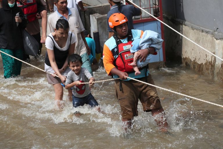 FOTO & VIDEO| 43 de morți și zeci de persoane dispărute, în urma inundațiilor din Jakarta