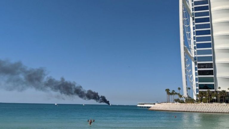 Incendiu la bordul unei nave în largul emiratului Dubai