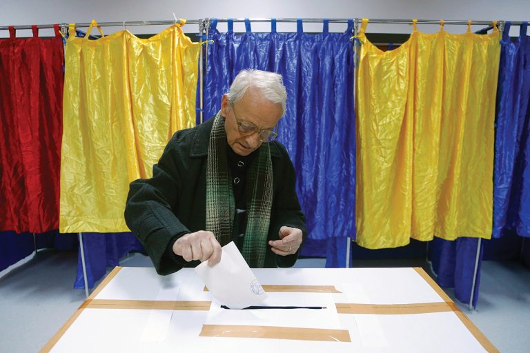 Executivul a interzis staționarea în zona de votare. PSD-ul acuză Guvernul PNL de comunism