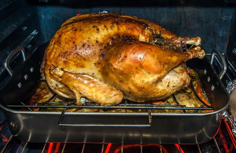 CE avertizează: În România a intrat carne de curcan importată din Ungaria, adusă din zona de restricție a focarului de gripă aviară