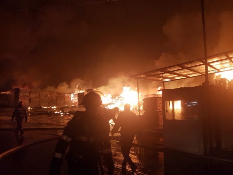 FOTO Incendiu cu degajări mari de fum într-o hală, în Prahova. 50 de persoane, evacuate
