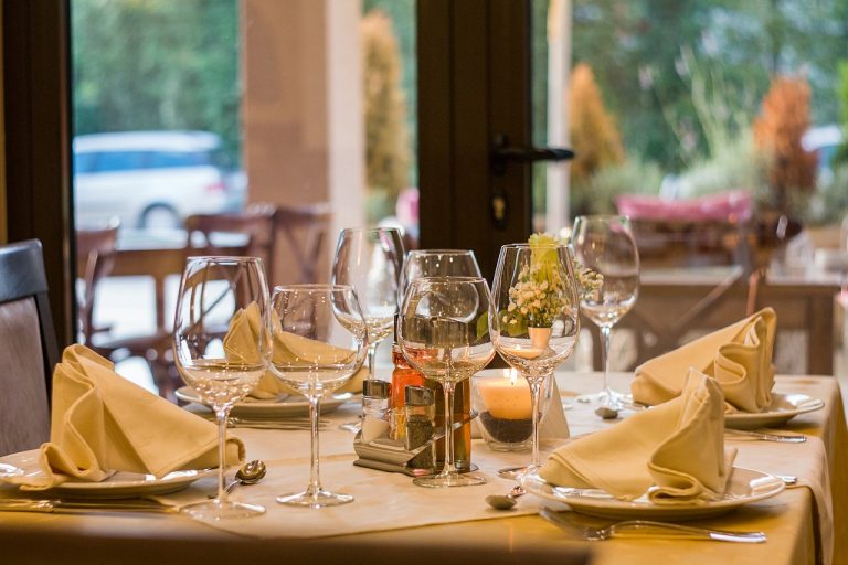 Premierul Franței anunță închiderea barurilor, restaurantelor și magazinelor neesențiale