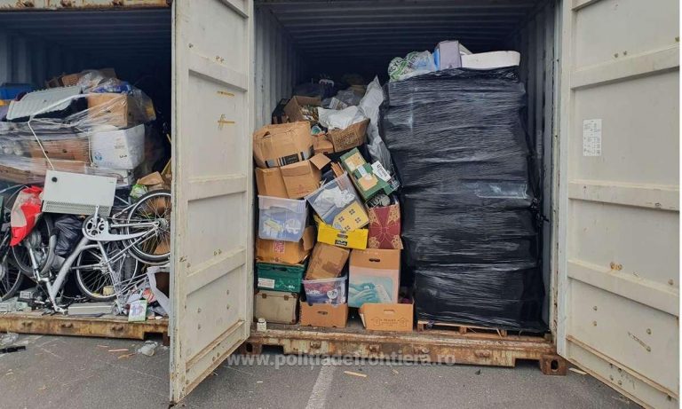 FOTO & VIDEO| Containere cu gunoaie, aduse la Constanța cu vaporul din Marea Britanie