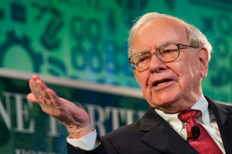 Warren Buffett apără investiţiile Berkshire Hathaway în acţiunile Apple