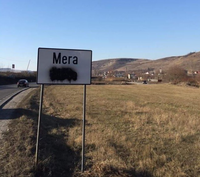 UDMR: Limba maghiară deranjează din nou. Indicatoare bilingve vandalizate