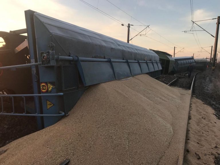 FOTO Un tren cu 37 de vagoane a deraiat. Traficul feroviar, întrerupt
