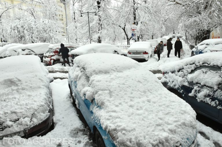 UPDATE Capitala, sub nămeți. Trafic blocat, peste 100 de copaci căzuți pe autoturisme
