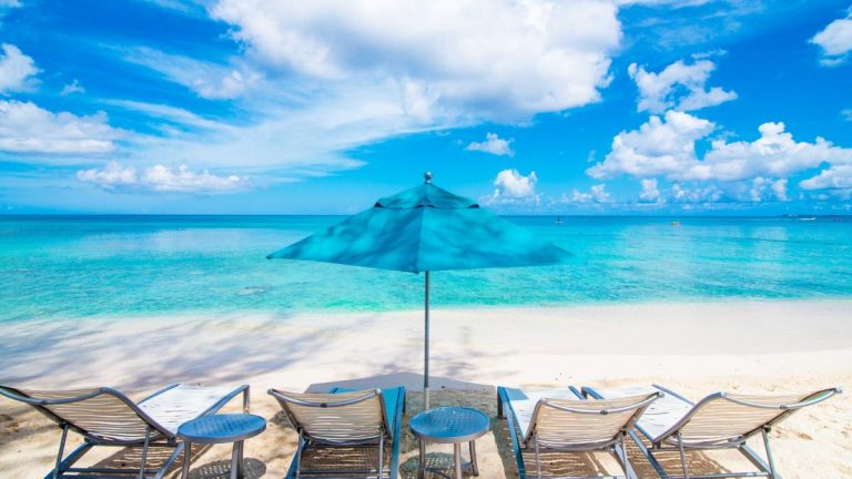 UE a introdus teritoriul britanic Insulele Cayman pe lista paradisurilor fiscale