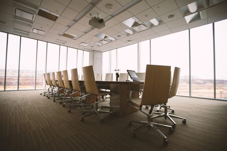 Managerii câştigă de 10 ori mai mult decât subalternii, în România. Care sunt cele mai mari salarii ale șefilor