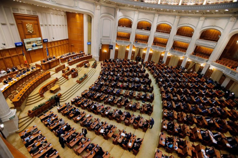 Legea prin care se poate amâna plata ratelor cu până la două luni a trecut de Parlament