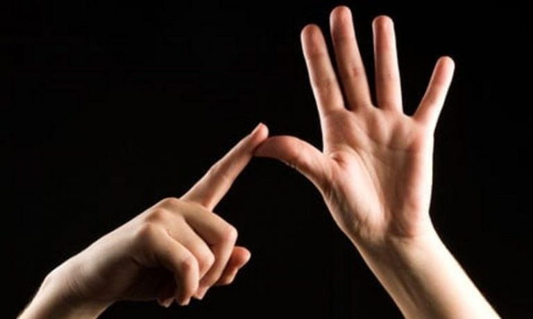 Copiii surzi trebuie să dea examenele în același regim ca elevii care aud