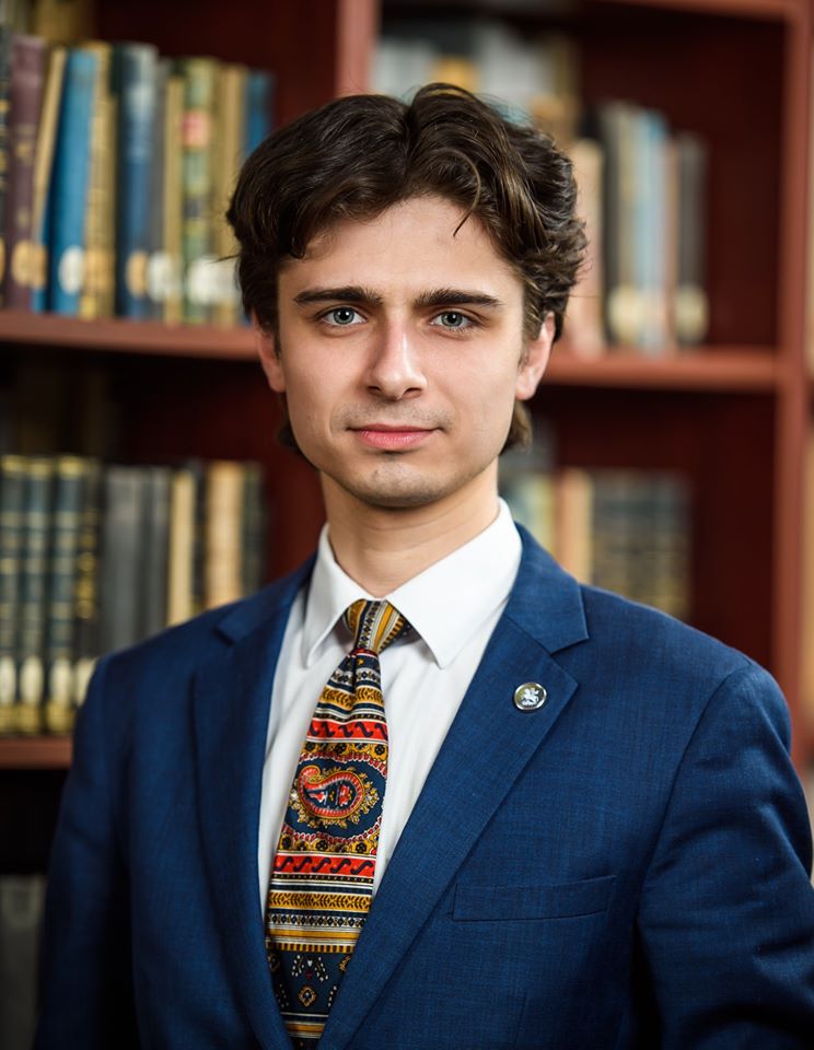 Fără precedent! Un student se bate pe post cu un fost ministru