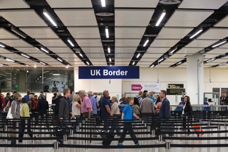 Câți români au aplicat pentru statutul de rezident în Marea Britanie?