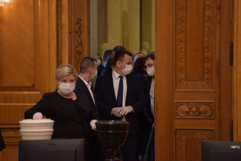Votul din Senat s-a încheiat | Doar patru senatori PNL au fost prezenți la votul de învestire al Guvernului Orban III