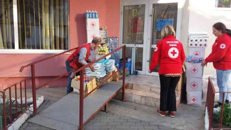 Crucea Roșie livrează sandwich-uri și mii de litri de apă pe zi persoanelor aflate în carantină