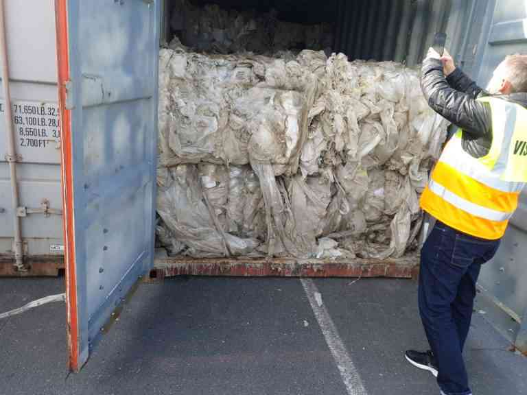 Alte șapte containere cu gunoaie din Marea Britanie au fost găsite în portul Constanța