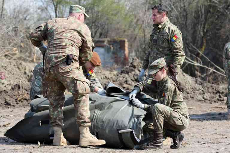 VIDEO Militarii români arată cetățenilor cum să se protejeze de coronavirus