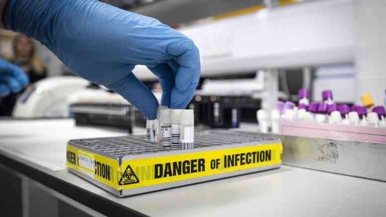 Peste 300 de români au fost infectați cu coronavirus în străinătate