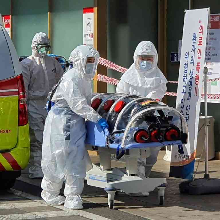 Echipamentul anticoronavirus al medicului român: Saci de gunoi, halat de unică folosință și vizieră împrumutată vs. modelul coreean