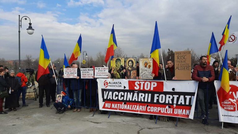 Protest la Parlament în timpul dezbaterilor pe legea vaccinării obligatorii