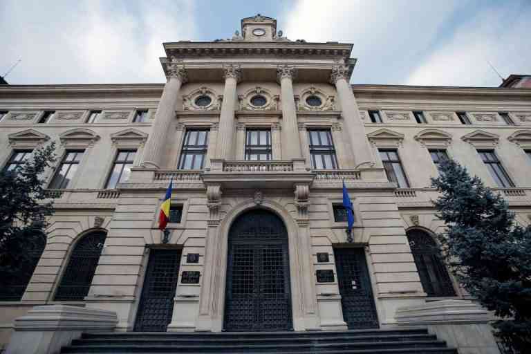 Cine plătește povara crizei? Bogatul sau săracul?