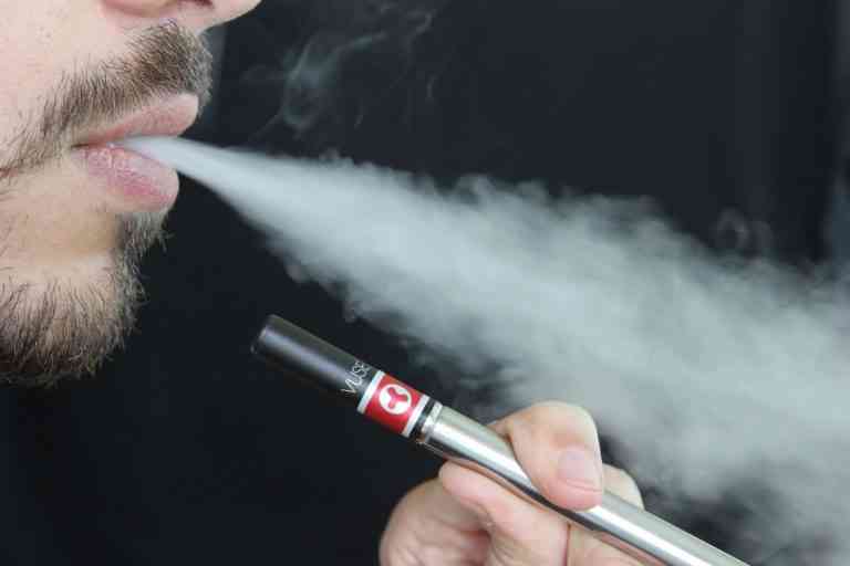 Avertisment: Vaporii din ţigările electronice favorizează transmiterea coronavirusului