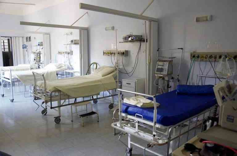 Ce se întâmplă cu bolnavii care trebuie operați, dar nu sunt considerați urgențe?