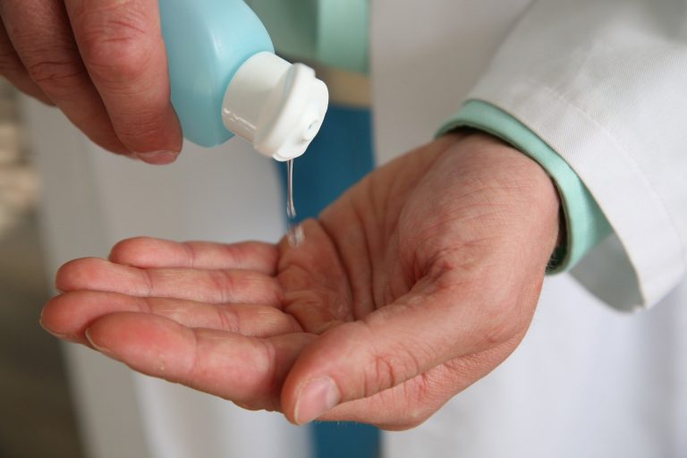 În plină pandemie, hoții s-au reorientat. Caută dezinfectanți