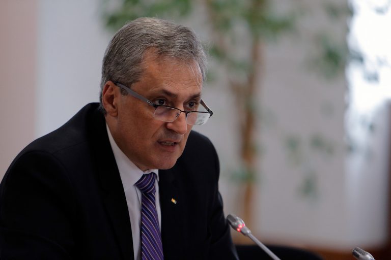 Vela a anunțat măsuri mai permisive pentru românii peste 65 de ani