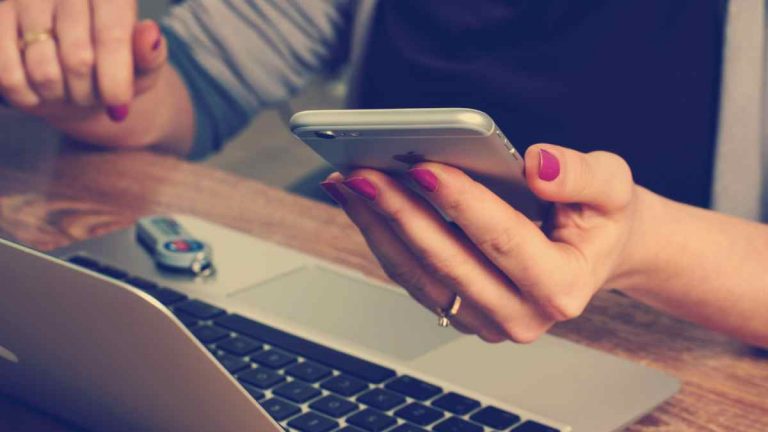 Sondaj BestJobs: Cum s-au adaptat românii la munca acasă?