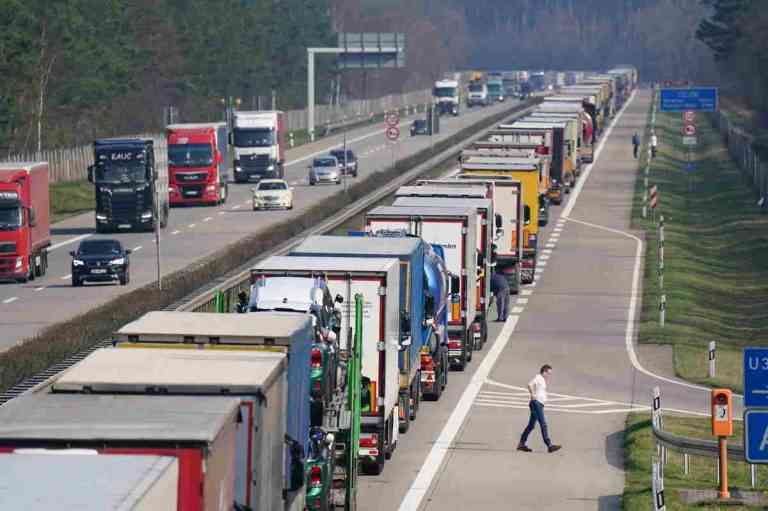 UNTRR solicitã CE sã permitã deplasarea șoferilor profesioniști cãtre camioanele aflate în Vest și coridoare europene de transport pentru alimente și medicamente