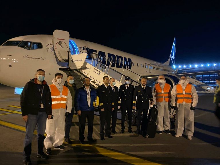 VIDEO Un avion Tarom a adus încă 200.000 de măști FFP2 în România