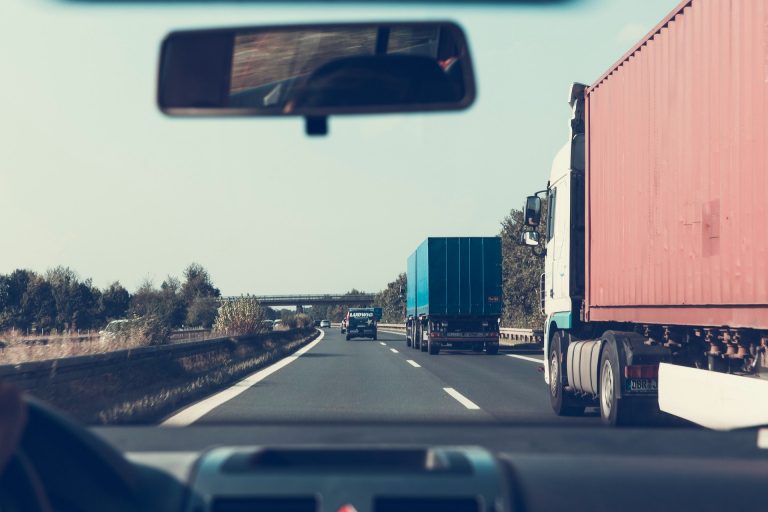 Reguli noi pentru șoferii de TIR, condiționate de respectarea coridoarelor și purtarea echipamentelor de protecție